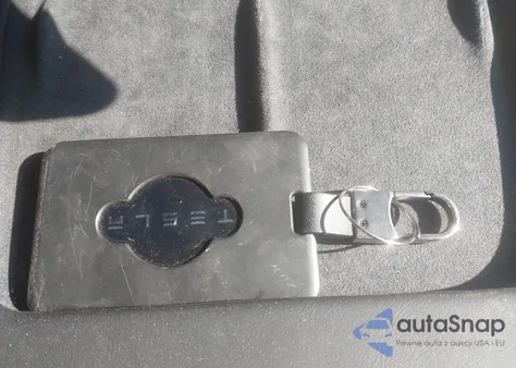 2025 Tesla Model Y Long Range Dual Motor All-Wheel Drive z USA, uszkodzony, nr VIN 7SAYGDEE0SA348668